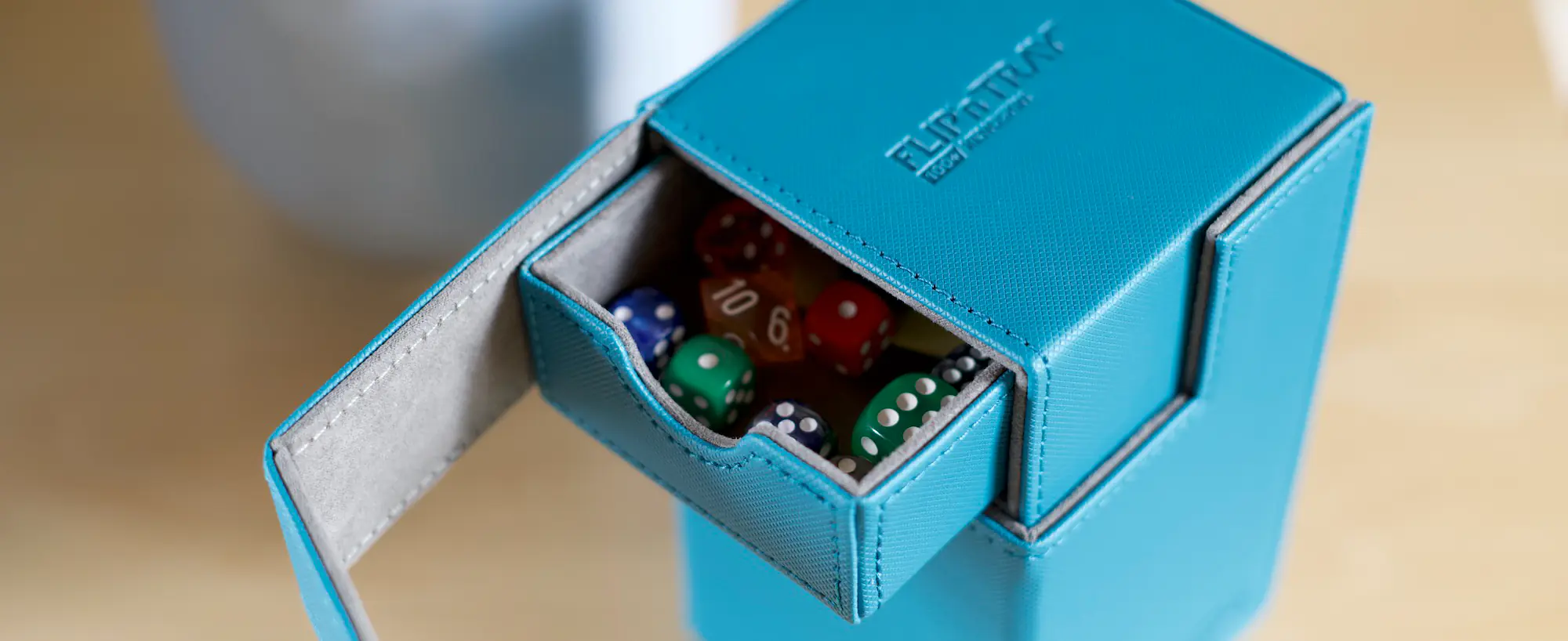 Blue Flip 'n' Tray Deck Box from Ultimate Guard with Dices in upper Storage